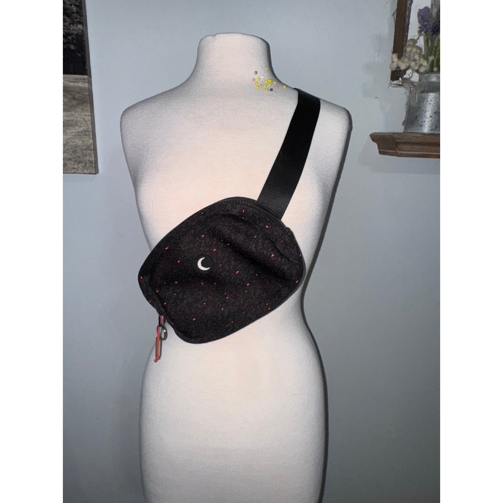 Zyia crossbody‎ fanny pack belt bag  black with red speckles rubber emblem - Picture 2 of 9